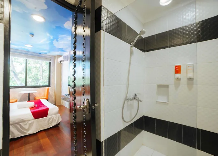 Reddoorz @ Aguirre Ave Bf Homes Hotel 3*