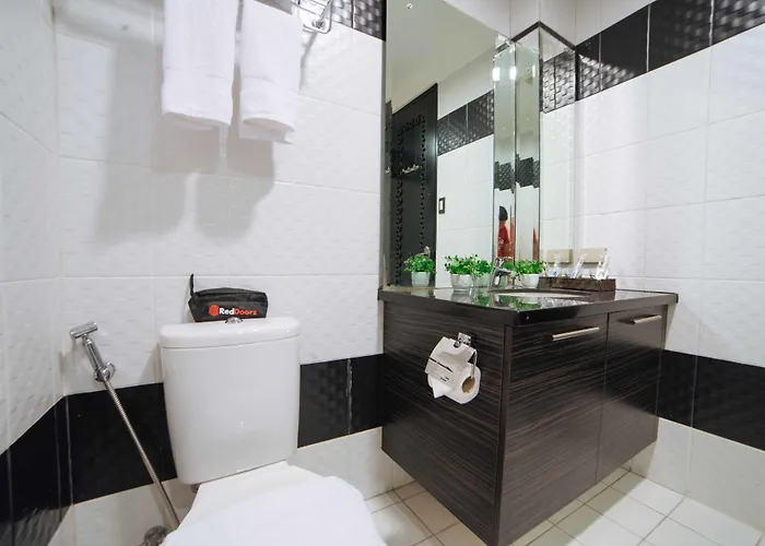 Reddoorz @ Aguirre Ave Bf Homes Hotel 3*